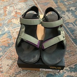 Teva roam sandals